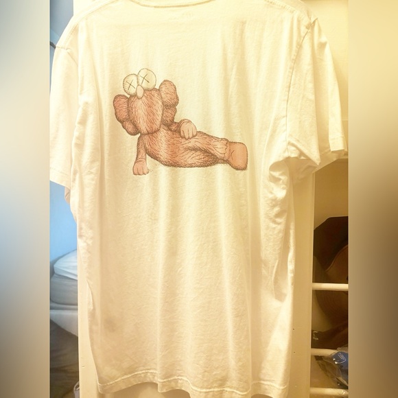 KAWS x Uniqlo Men’s Short Sleeve Exclusive Companion White/Pink - Picture 2 of 6